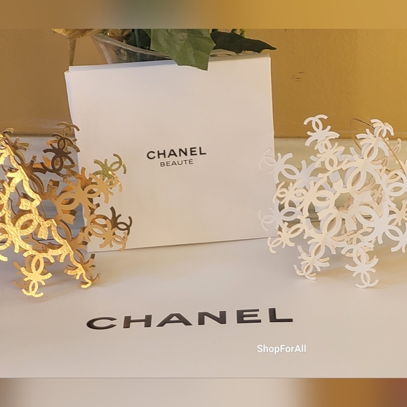 2024 CHANEL SNOWFLAKE ORNAMENTS SET - Picture 5 of 11